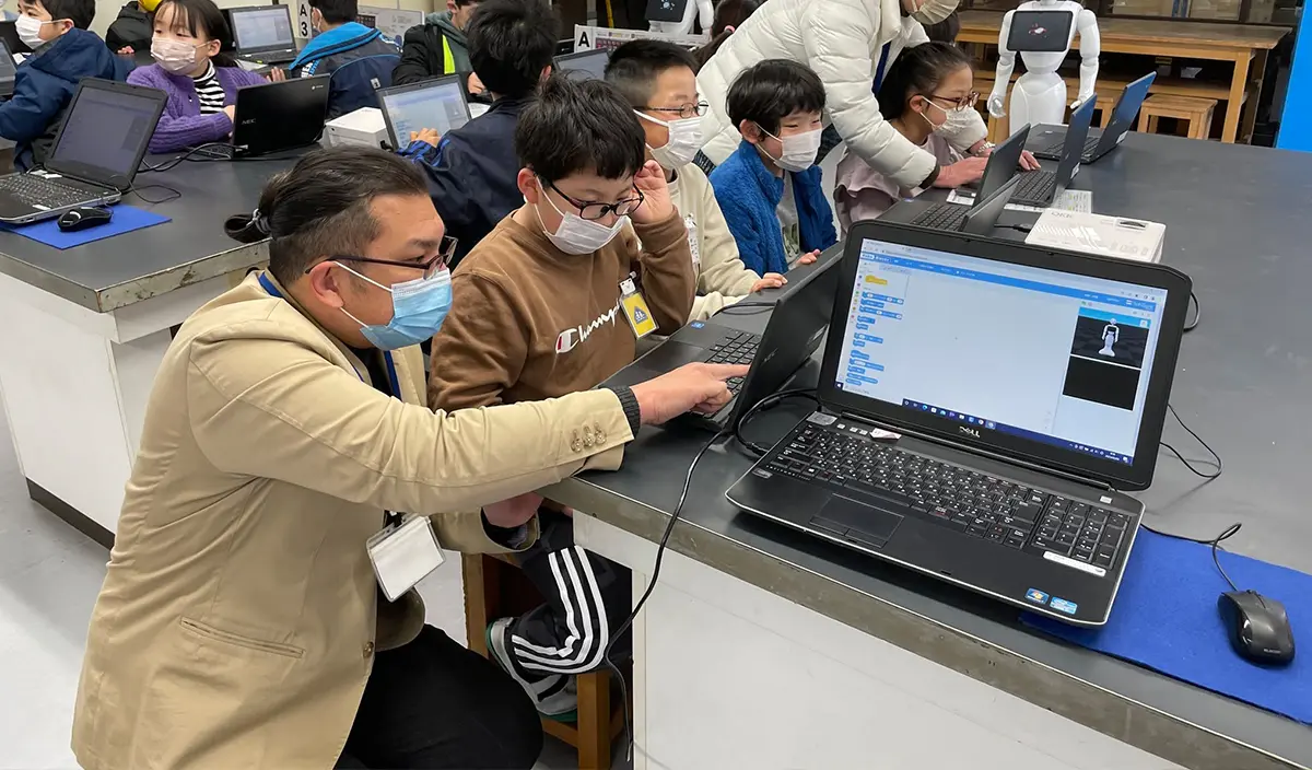 専門学校で教える実務の様子